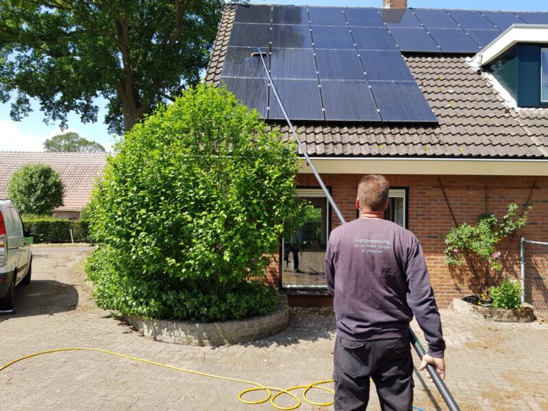 Zonnepanelen schoonmaken