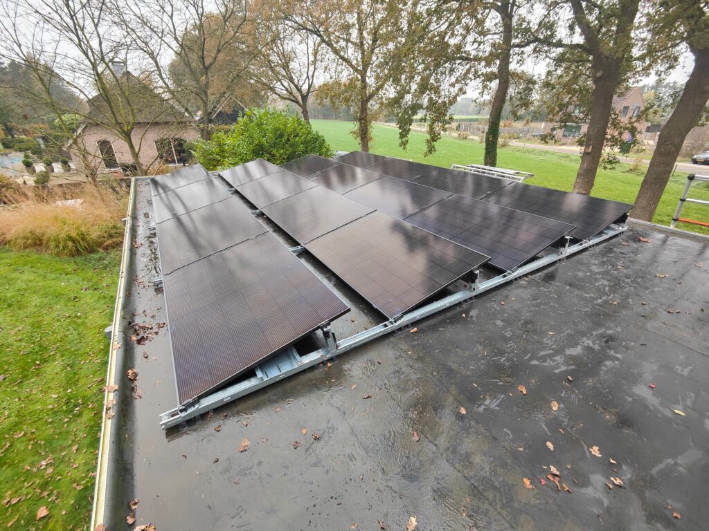 Installatie zonnepanelen 24 stuks